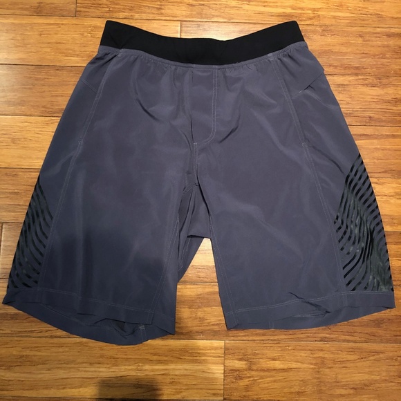 Lululemon THE short 11" linerless - Picture 2 of 3